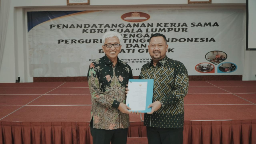 Bupati Fandi Akhmad Yani menunjukkan dokumen MoU